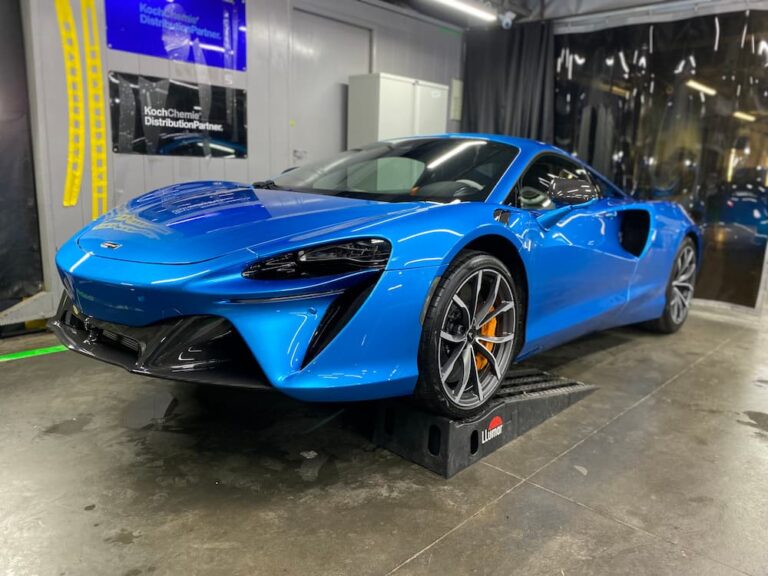 McLaren Artura – полная защита кузова антигравийной пленкой Llumar PPF Gloss